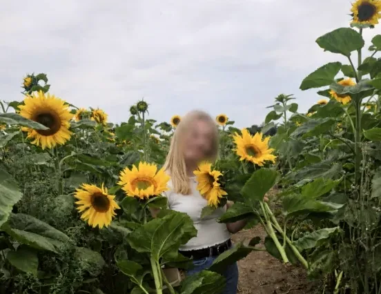 Anouk, 32