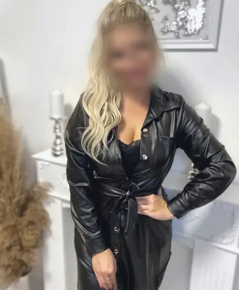 Bouchra, 35